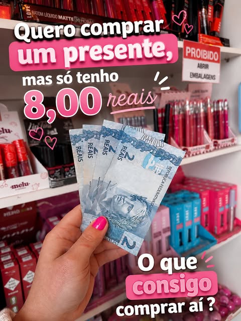 Mão segurando quatro notas de 2 reais em frente à prateleira de maquiagem