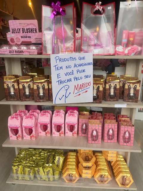 Prateleira com gloss, blush e lip balm, e o recado: produtos que você pode trocar pelo seu marido