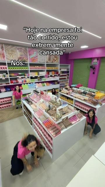 Equipe da Achadinhos dentro da loja, entre prateleiras de maquiagem
