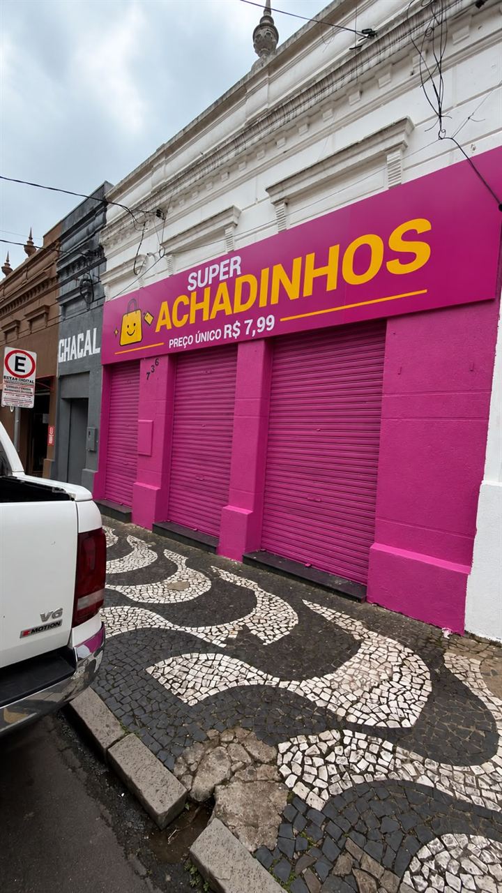 Fachada magenta da loja Super Achadinhos, preço único R$ 7,99, no Centro de Ponta Grossa