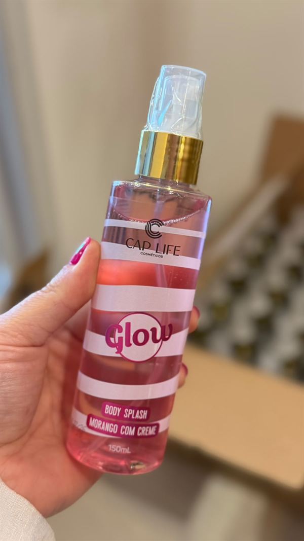 Body splash Glow rosa na mão