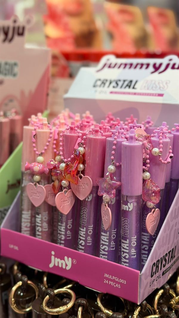 Lip oil Crystal Kiss com chaveiros de coração no expositor