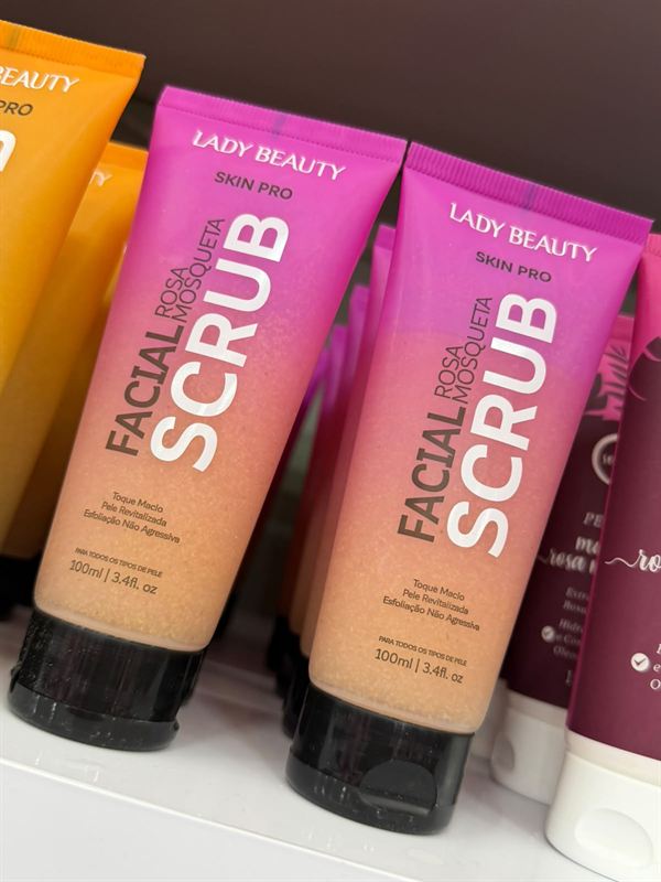 Esfoliantes faciais em bisnaga na prateleira