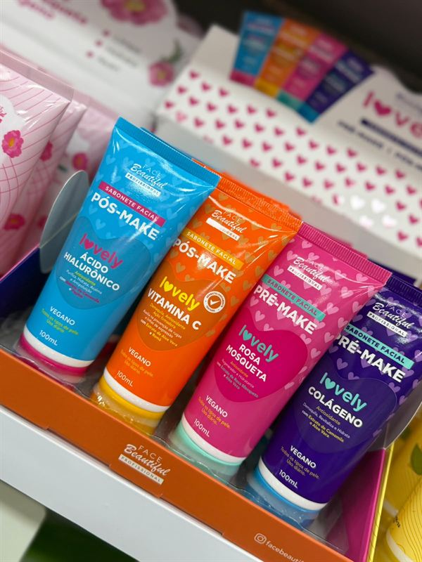 Sabonetes faciais pré e pós-make coloridos no expositor
