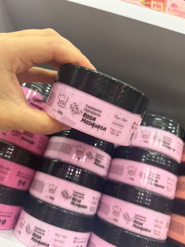 Esfoliante hidratante de rosa mosqueta na mão